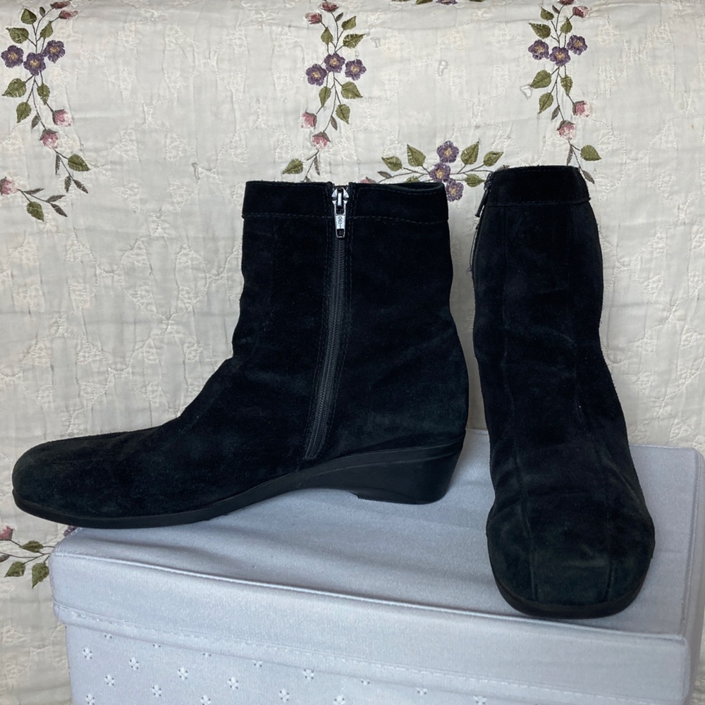 La CANADIENNE Black Suede Ankle Boots